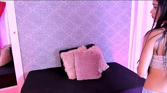 Snapshot of CatrinaRossi chatting on December 20, 2024, 8:01 pm CatrinaRossi online show from December 20, 2024, 8:01 pm