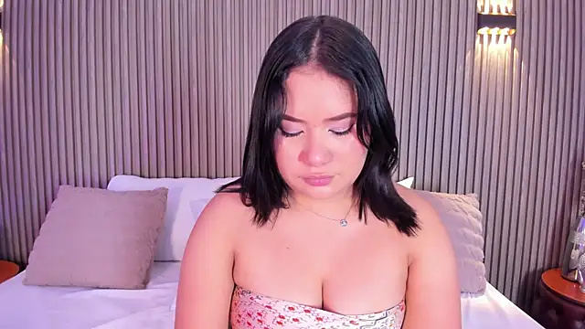 HannaKarson online show from April 12, 2026, 4:06 am