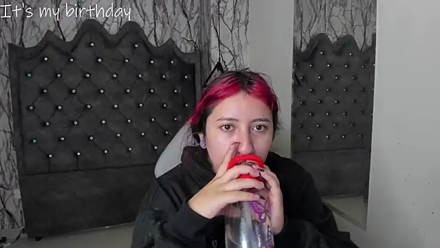 Snapshot of larissa01_ chatting on January 22, 2025, 3:09 am larissa01 online show from January 22, 2025, 3:09 am