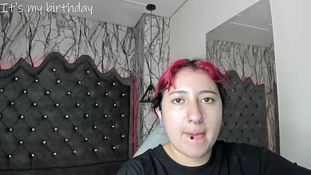 Snapshot of larissa01_ chatting on January 27, 2025, 2:42 am larissa01 online show from January 27, 2025, 2:42 am