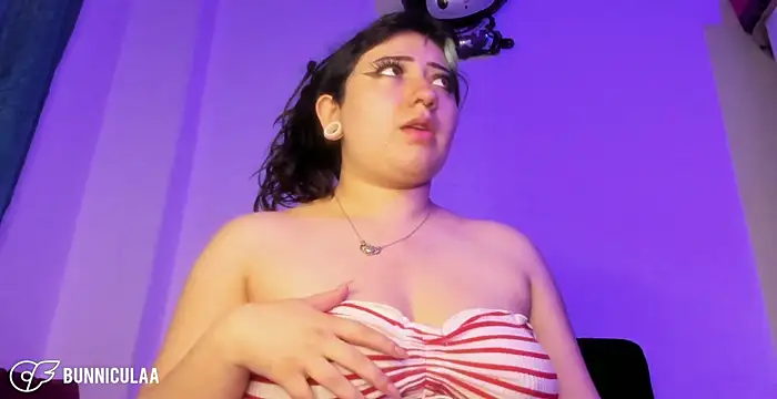 larissa01  online show from March 23, 2026, 9:19 pm