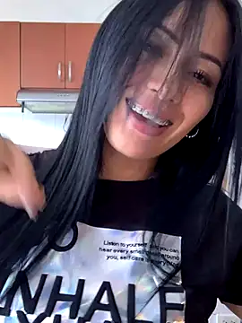 Snapshot of Sara_luna_ chatting on December 3, 2024, 8:50 pm Sara luna online show from December 3, 2024, 8:50 pm