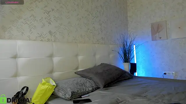 Nicole Charm online show from October 14, 2025, 9:15 pm