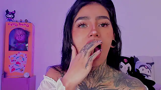 shadowcatt  online show from November 5, 2025, 5:24 pm