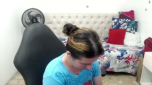 Snapshot of victoria_jones chatting on April 2, 2026, 1:53 pm victoria jones online show from April 2, 2026, 1:53 pm