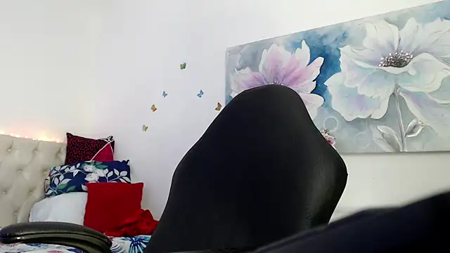 Snapshot of victoria_jones chatting on April 14, 2026, 1:39 pm victoria jones online show from April 14, 2026, 1:39 pm