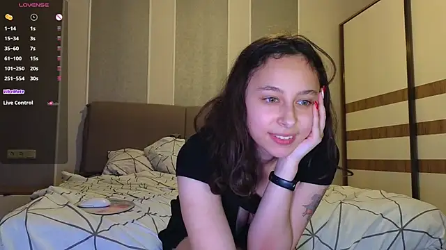 Snapshot of Agatha_Sade chatting on January 7, 2025, 6:03 pm Agatha Sade online show from January 7, 2025, 6:03 pm