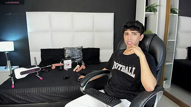 Snapshot of Santy_carrington chatting on December 5, 2024, 8:22 pm Santy carrington online show from December 5, 2024, 8:22 pm