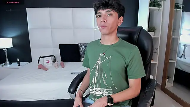 Snapshot of Santy_carrington chatting on December 6, 2024, 11:47 pm Santy carrington online show from December 6, 2024, 11:47 pm