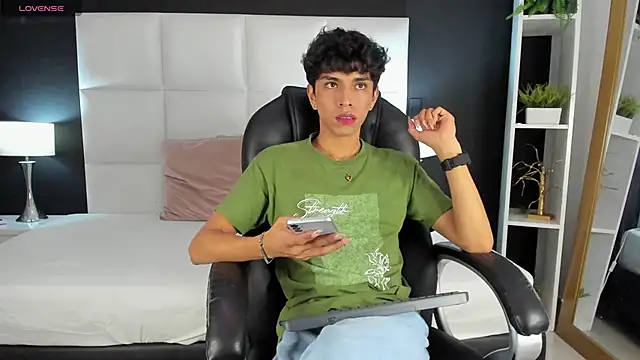 Snapshot of Santy_carrington chatting on December 19, 2024, 8:34 pm Santy carrington online show from December 19, 2024, 8:34 pm