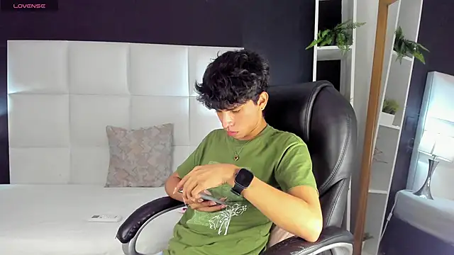 Snapshot of Santy_carrington chatting on December 19, 2024, 11:46 pm Santy carrington online show from December 19, 2024, 11:46 pm