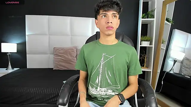 Snapshot of Santy_carrington chatting on December 23, 2024, 5:54 pm Santy carrington online show from December 23, 2024, 5:54 pm