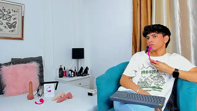 Snapshot of Santy_carrington chatting on January 18, 2025, 12:02 am Santy carrington online show from January 18, 2025, 12:02 am