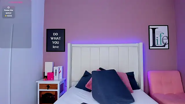 Britanymooree online show from November 4, 2025, 8:08 pm