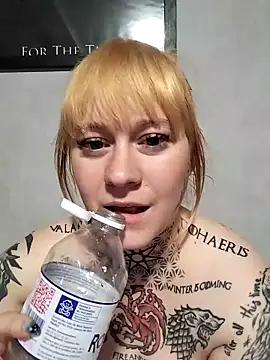 Snapshot of poussichienne chatting on April 20, 2026, 3:26 pm poussichienne online show from April 20, 2026, 3:26 pm