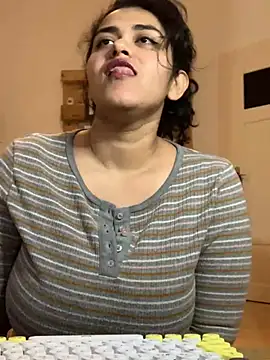 Snapshot of Curvydesifromgermany chatting on December 27, 2024, 3:15 pm Curvydesifromgermany online show from December 27, 2024, 3:15 pm