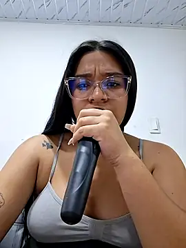 -VICKKY online show from April 16, 2026, 9:39 pm