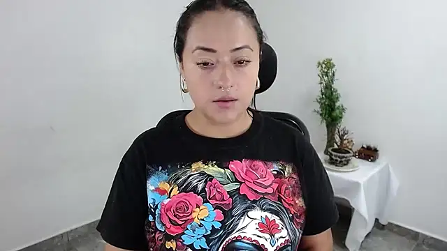 jjulietha95 online show from May 7, 2026, 1:22 am