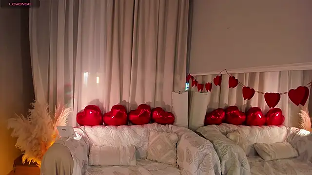 Snapshot of _Rose_Charming_ chatting on February 16, 2025, 5:37 am  Rose Charming  online show from February 16, 2025, 5:37 am