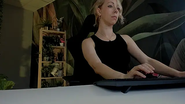 LylithSkye online show from November 19, 2025, 10:59 am