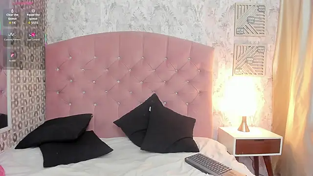 zoe alanaa online show from October 6, 2025, 7:55 pm