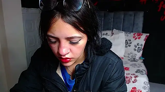 Snapshot of Violettasquirt chatting on March 31, 2026, 1:33 pm Violettasquirt online show from March 31, 2026, 1:33 pm