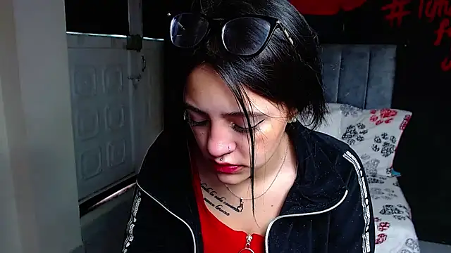 Snapshot of Violettasquirt chatting on April 1, 2026, 1:41 pm Violettasquirt online show from April 1, 2026, 1:41 pm