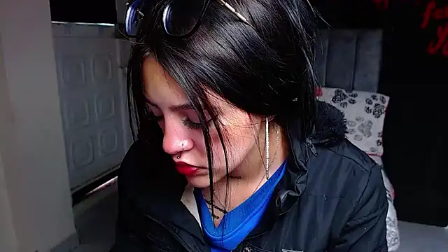 Snapshot of Violettasquirt chatting on April 6, 2026, 2:40 pm Violettasquirt online show from April 6, 2026, 2:40 pm