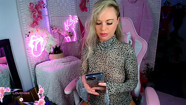 EllieKarrX online show from December 12, 2024, 8:57 am