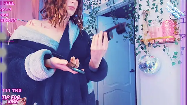 Snapshot of Toxic_Ellies chatting on December 22, 2024, 6:15 pm Toxic Ellies online show from December 22, 2024, 6:15 pm