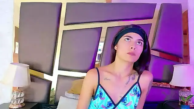 NicoleEsposito online show from September 29, 2025, 1:05 pm