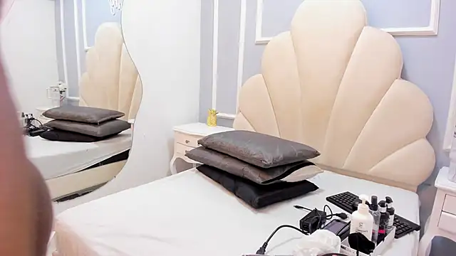 Maddyjohnsonn online show from January 15, 2025, 11:43 am