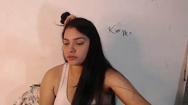 lolaa staars online show from March 15, 2025, 9:41 am