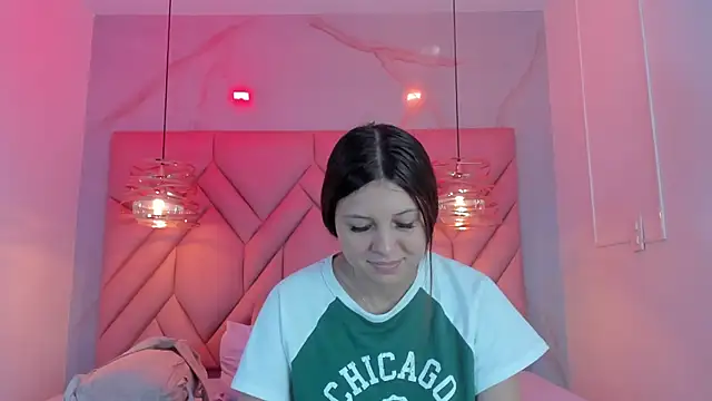 Snapshot of AngelaaCute_ chatting on June 6, 2026, 12:10 pm AngelaaCute online show from June 6, 2026, 12:10 pm