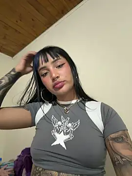 Snapshot of Sweet-bunny1 chatting on April 26, 2026, 1:47 am Sweet-bunny1 online show from April 26, 2026, 1:47 am