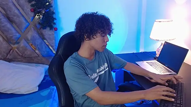 Snapshot of nickolas_moon chatting on December 28, 2024, 10:02 pm nickolas moon online show from December 28, 2024, 10:02 pm