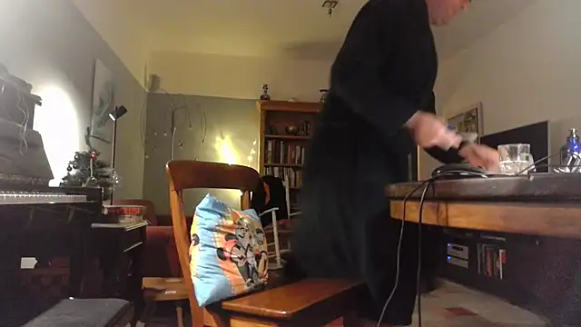 Snapshot of RolfS chatting on December 14, 2025, 11:31 pm RolfS online show from December 14, 2025, 11:31 pm