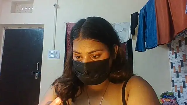 Hotmilfxox online show from July 3, 2026, 8:21 am