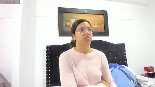 Vahiolet smith online show from December 17, 2025, 3:23 am