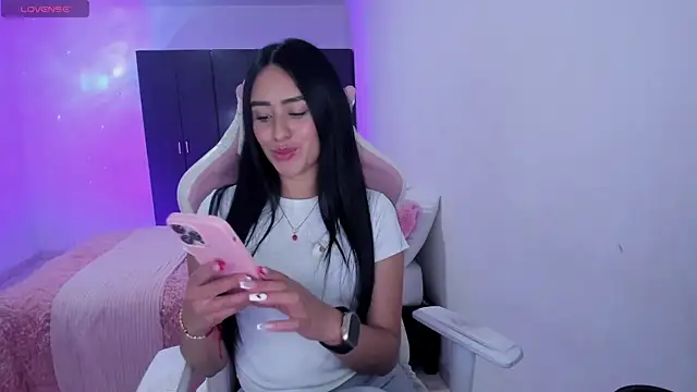 Tinylottie online show from April 7, 2026, 3:23 pm