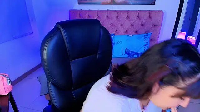 Emma monserrat online show from November 21, 2025, 8:29 pm