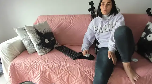 Snapshot of Emma_Jnes chatting on March 18, 2025, 9:32 pm Emma Jnes online show from March 18, 2025, 9:32 pm