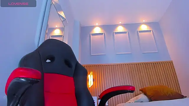 LUCYAMARS1 online show from November 18, 2025, 2:32 pm