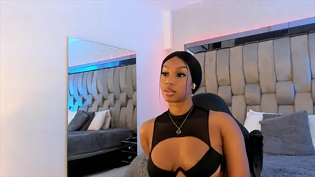 ChaynnaCooper online show from February 3, 2025, 5:46 pm