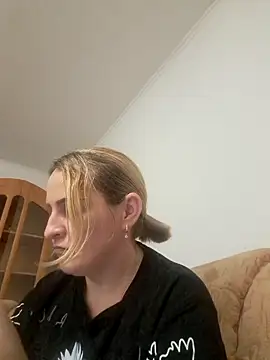 Malichkaanna30 online show from February 6, 2025, 8:23 pm