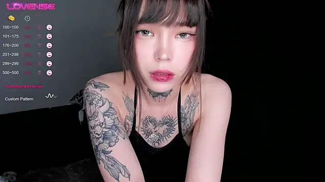 Snapshot of Dark_Ester chatting on October 3, 2025, 4:37 pm Dark Ester online show from October 3, 2025, 4:37 pm