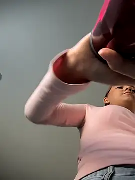 Snapshot of AliceBrayan chatting on October 6, 2025, 5:05 am AliceBrayan online show from October 6, 2025, 5:05 am