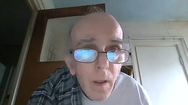 Snapshot of mariusica1@xh chatting on May 17, 2026, 6:33 am mariusica1xh online show from May 17, 2026, 6:33 am
