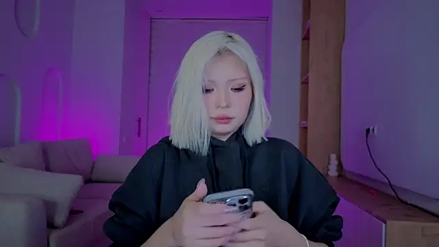 RileyMee online show from September 30, 2025, 12:54 pm