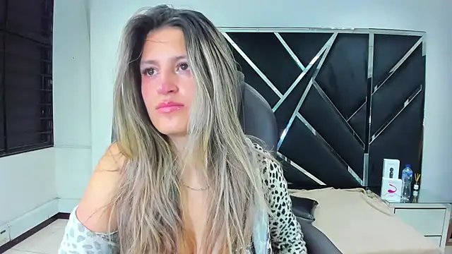 GiaRoussel online show from September 28, 2025, 4:01 pm